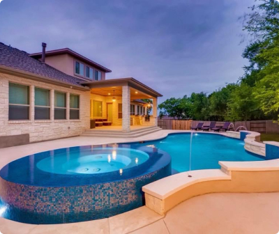 Custom-designed luxury pool in Austin with modern features by Pegasus Pools of Austin